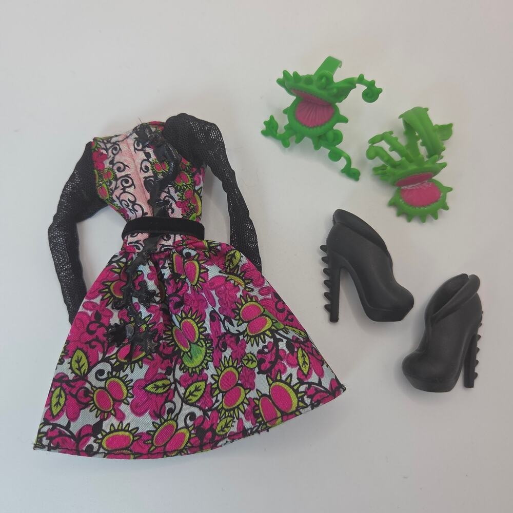 Monster High Venus McFlytrap Gloom & Bloom Dress, Shoes & Hair Clips